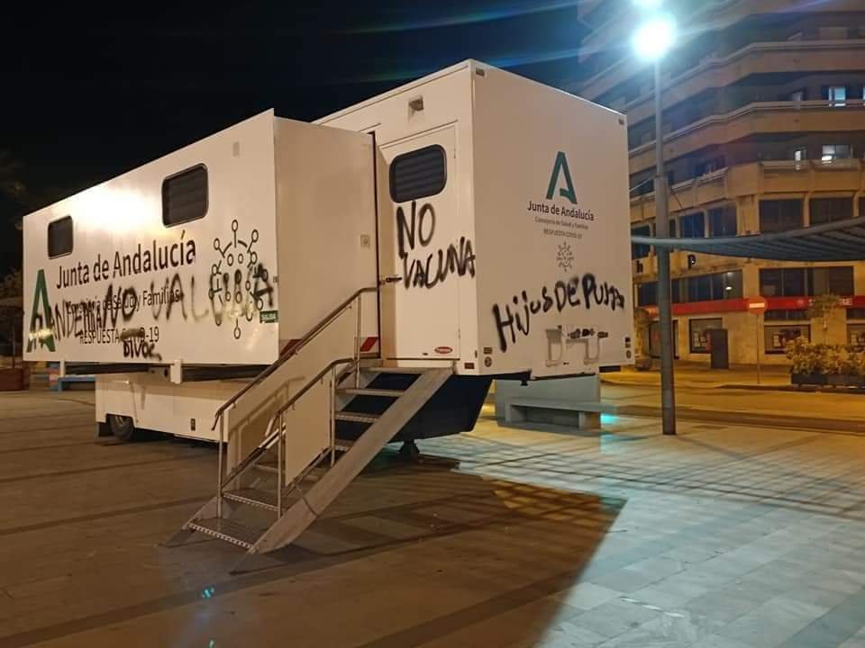 Pintadas negacionistas en el punto de vacunación de la Plaza Doce de Octubre