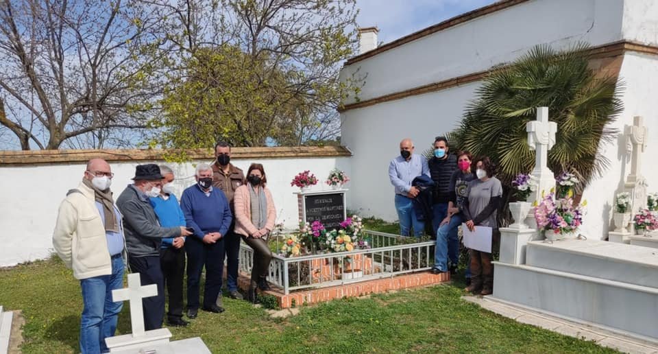 Un experto en exhumaciones visita las fosas comunes de los cementerios de Riotinto y El Campillo