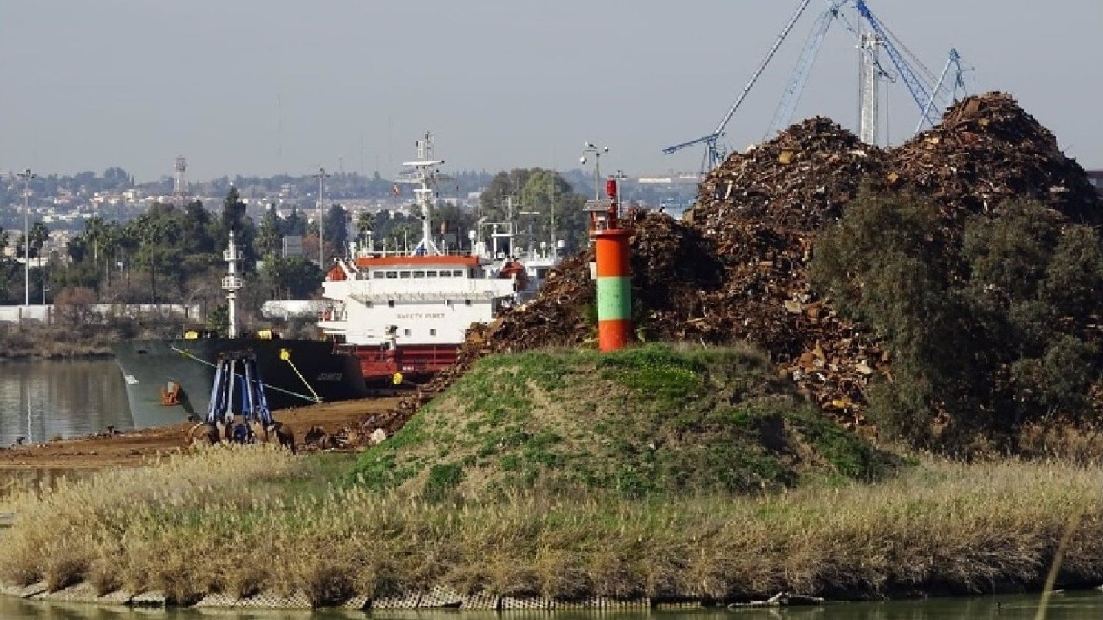 Ecologistas denuncia ante la Guardia Civil la descarga de los residuos tóxicos para Nerva en el Puerto