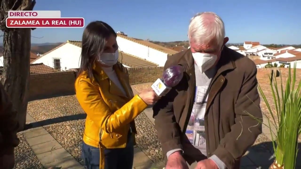 Vecinos de Zalamea enseñan en Canal Sur a pelar y comer palmito