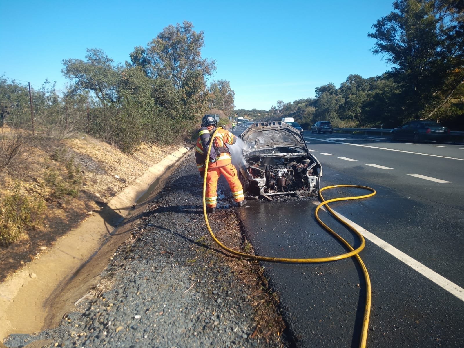 Un vehículo comienza a arder en plena carretera en San Bartolomé