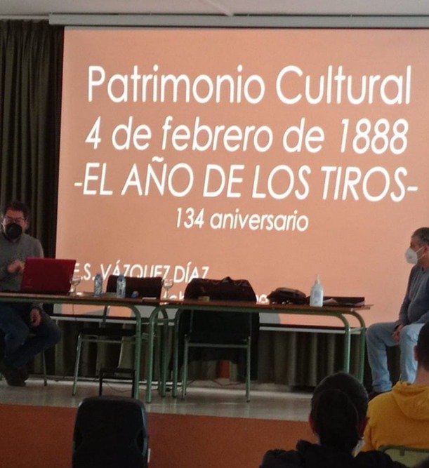 Juan Carlos Domínguez imparte una conferencia sobre el Año de los Tiros en el IES Vázquez Díaz