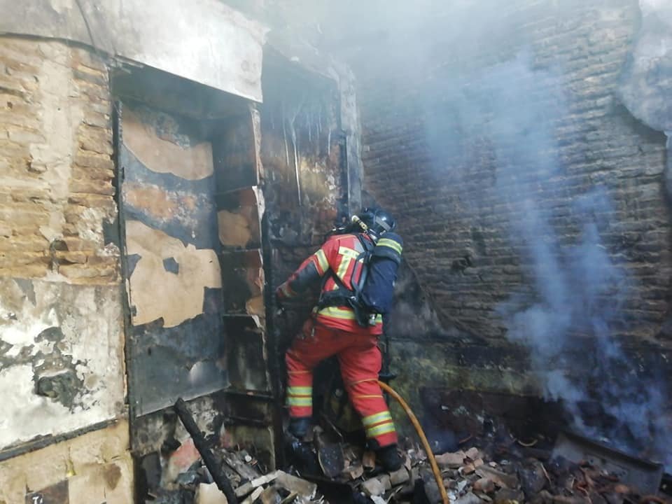 Dos mujeres atendidas por intoxicación tras un incendio en un piso de Bollullos