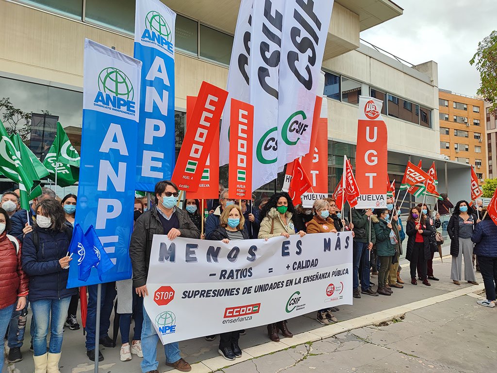 Los sindicatos salen a la calle contra la supresión de unidades en la escuela pública