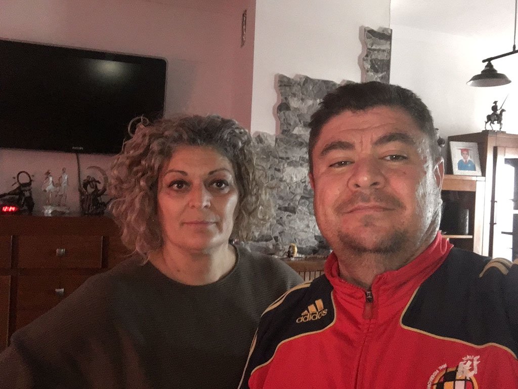 «A nuestro hijo le impiden seguir en su colegio sin importarles los trastornos que le ocasiona»