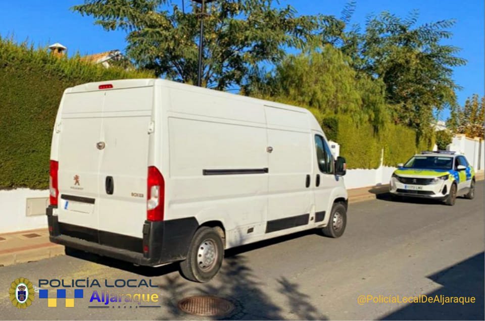 Recuperan una furgoneta robada con matrículas falsas en Aljaraque
