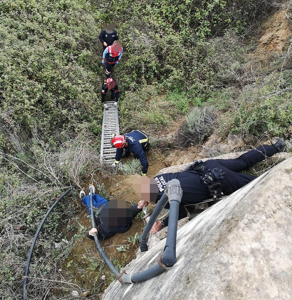 Rescatan a un niño que se cayó por un barranco en Aracena
