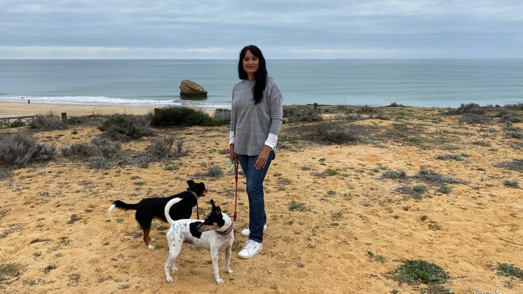 Una vecina de Matalascañas recoge firmas para que permitan llevar perros a la playa en invierno