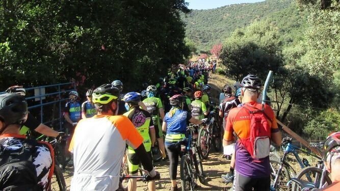 Marcha reivindicativa desde la Peña del Hierro para el uso público de la Vía Verde