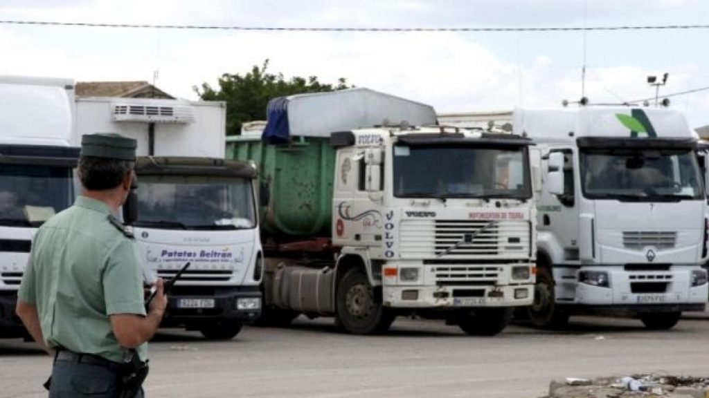 El Gobierno pone escoltas a camioneros de Huelva para garantizar el trabajo ante la huelga del sector