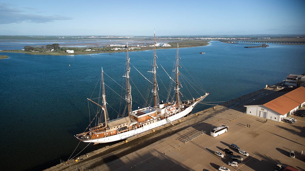 El velero de cruceros Sea Cloud llega al Puerto de Huelva