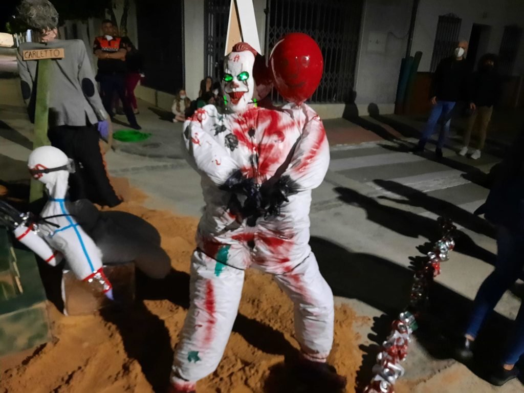 El Campillo quema al Judas devolviendo la tradición al Sábado Santo