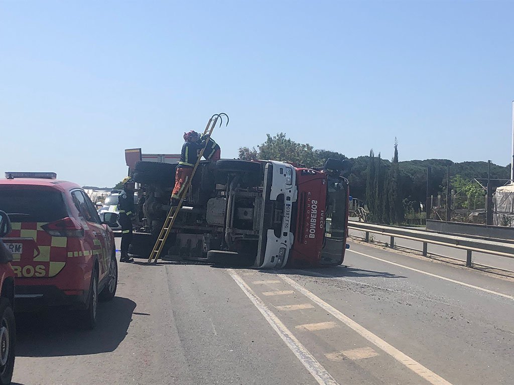 Herido un bombero tras sufrir un accidente cuando acudía a una emergencia