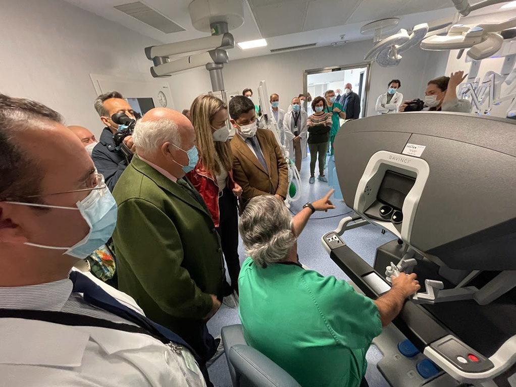 El Juan Ramón Jiménez instala un equipo de cirugía robótica Da Vinci