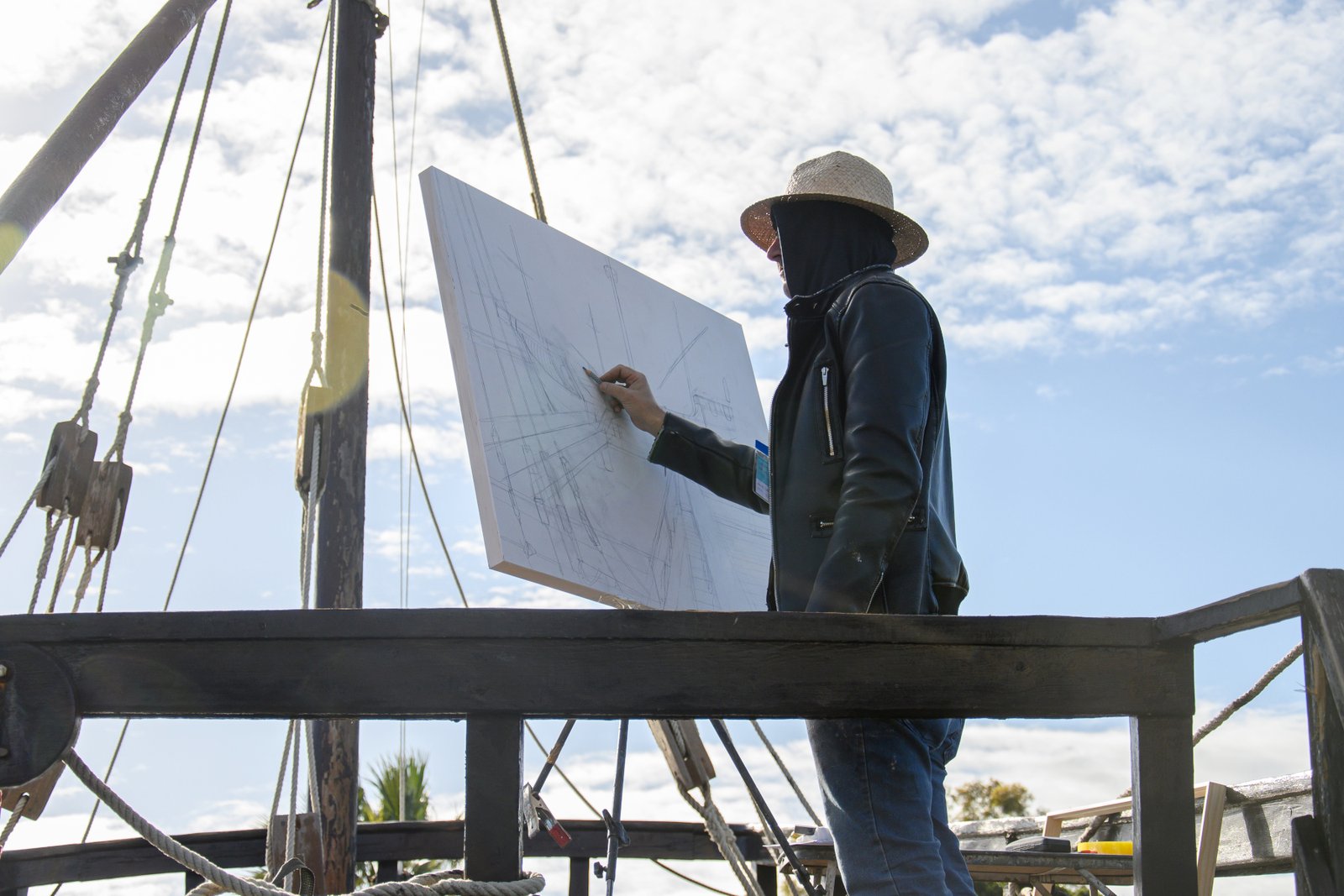 Una treintena de artistas plasman su visión del Muelle de las Carabelas durante el I Encuentro de Pintura de Diputación