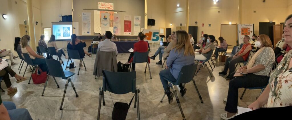 Periodistas y vecinos sientan las bases para transformar la imagen del Distrito V