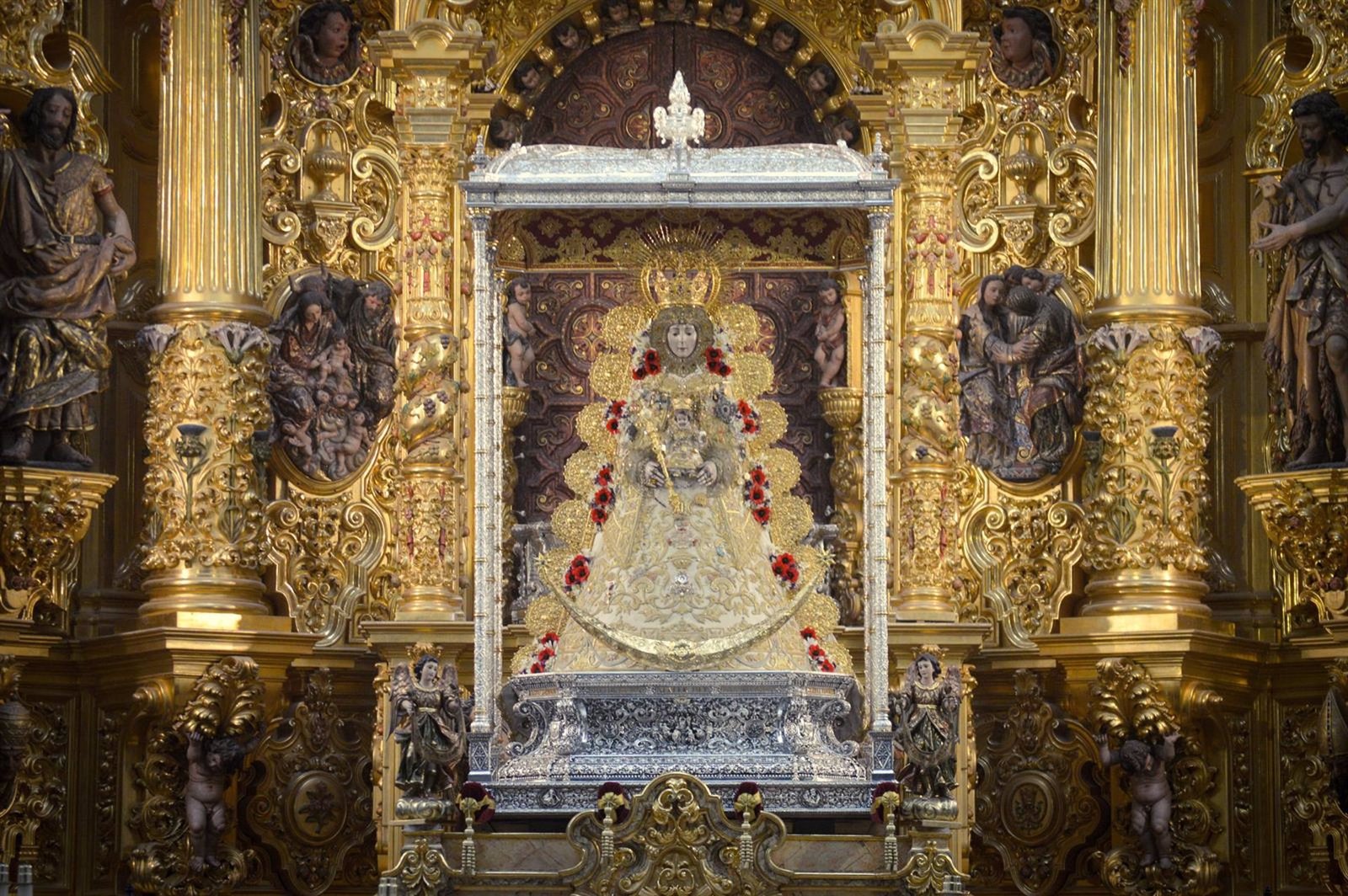 La Virgen del Rocío ya viste de Reina a la espera de la romería
