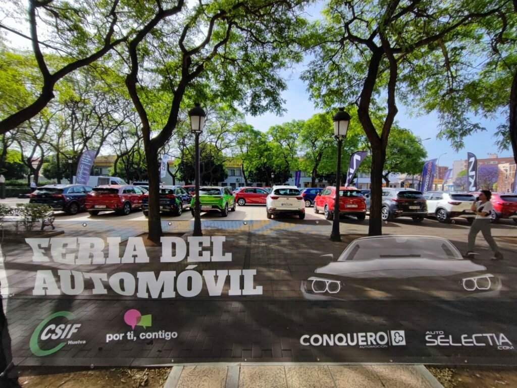 Más de 50 vehículos estarán expuestos en la avenida de Andalucía hasta el próximo domingo en la muestra Motor Ocasión