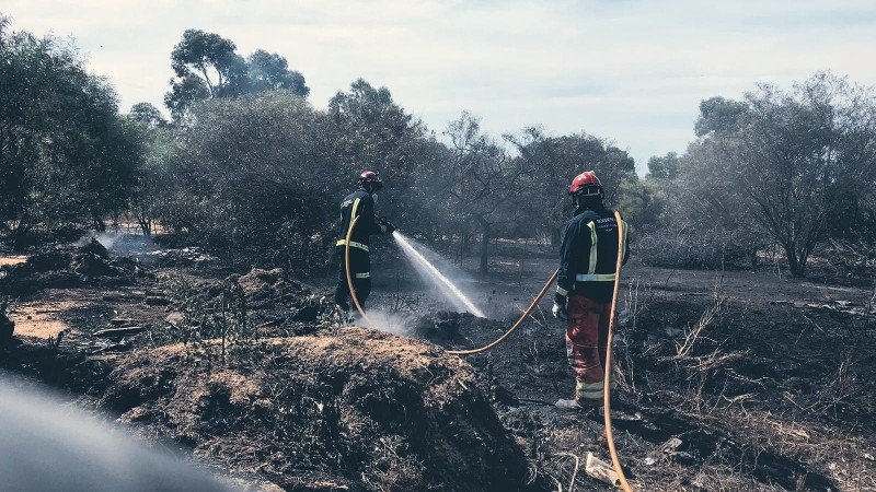 Arde un vertedero en Palos de la Frontera