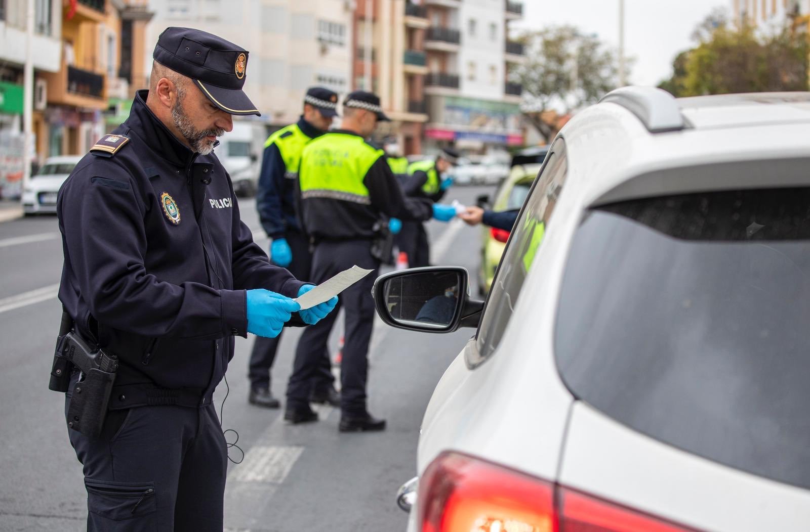 Prende fuego a una palmera y la emprende a puñetazos y bocados para evitar ser detenido