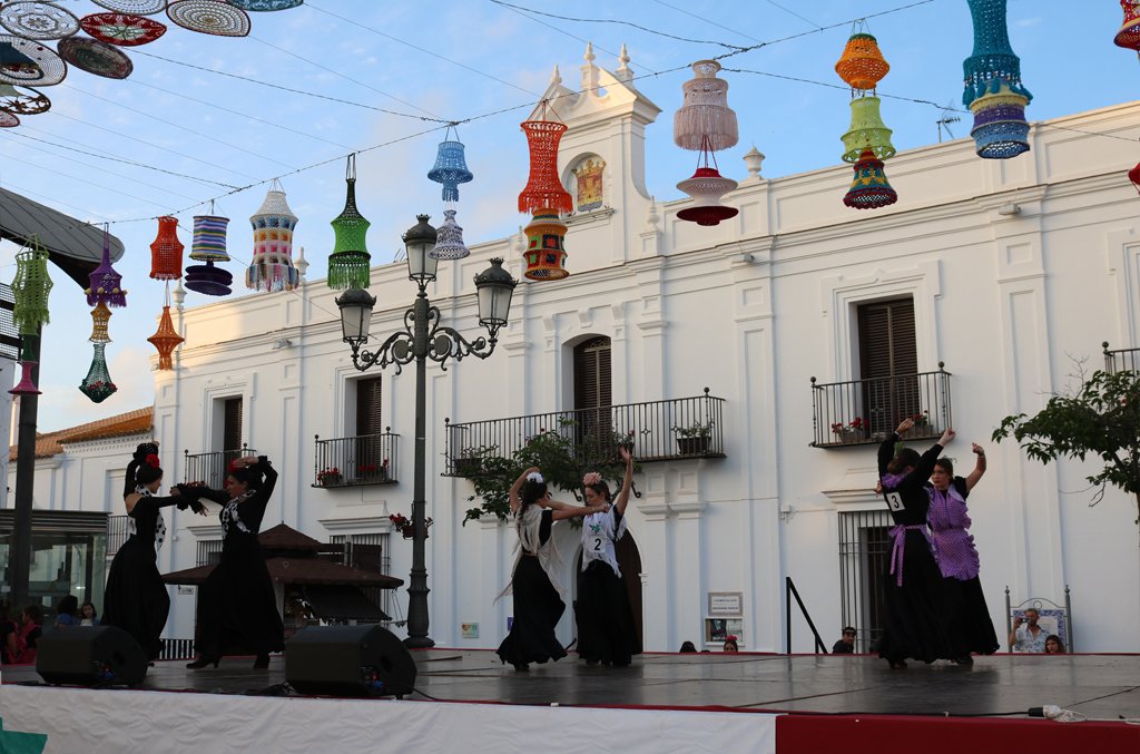 El XI Concurso Provincial de Sevillanas llena de vida el centro de Cartaya