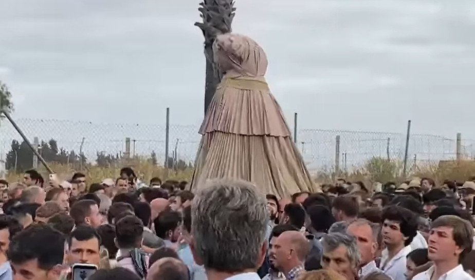 El traslado de la Virgen del Rocío transcurre sin incidencias