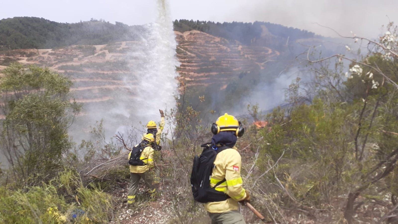 El Infoca lucha contra el fuego en un peligroso incendio en Almonaster