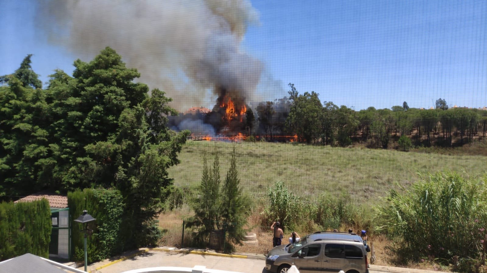 Arde la pasarela de madera entre Bellavista y Corrales