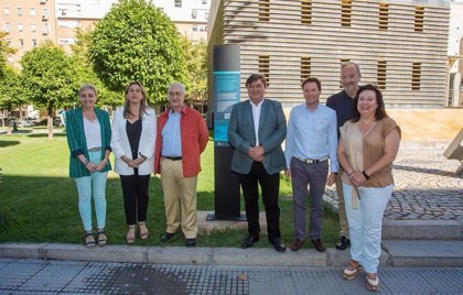 Un monolito reconoce el valor arquitectónico del edificio de Aguas de Huelva