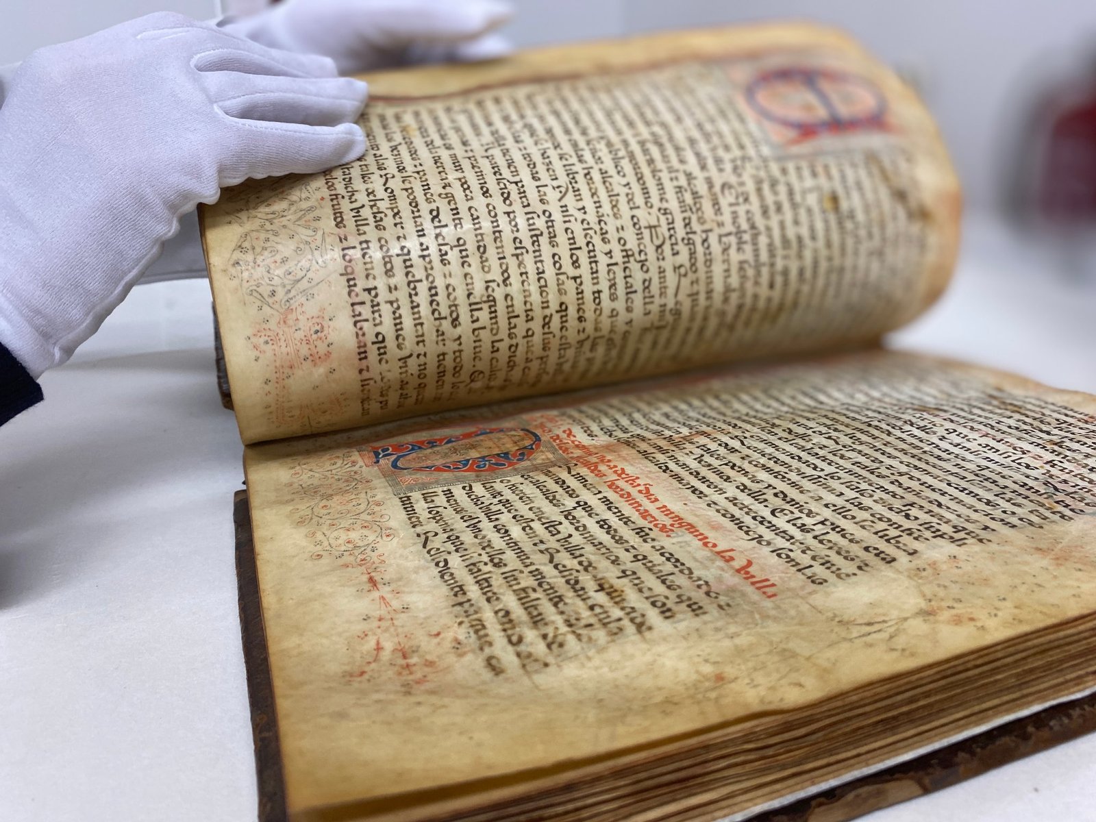 Los restauradores del libro de ordenanzas de 1535 de Zalamea ofrecen este viernes una conferencia