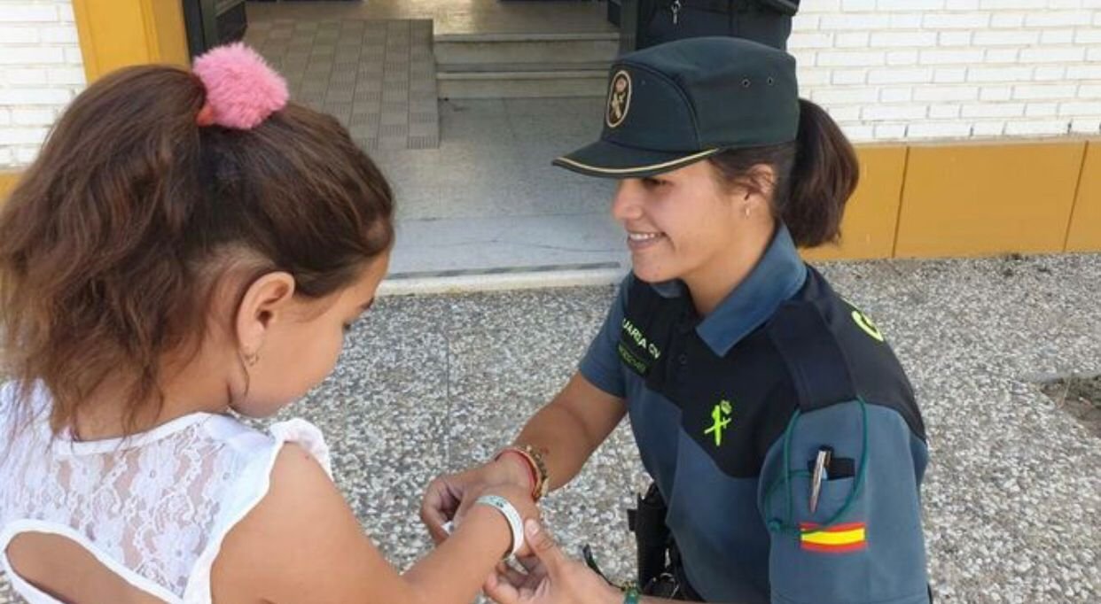 La Guardia Civil reparte pulseras identificativas entre los menores durante la romería de El Rocío