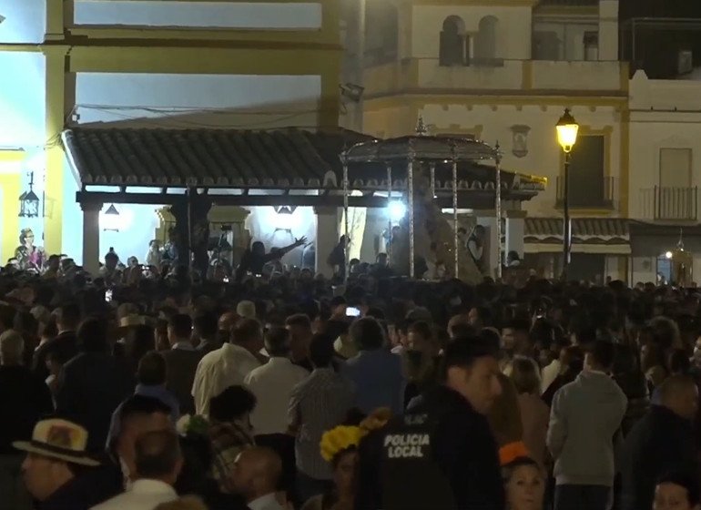 La Virgen del Rocío regresa al santuario tras solo tres horas de procesión por la rotura de una de las andas