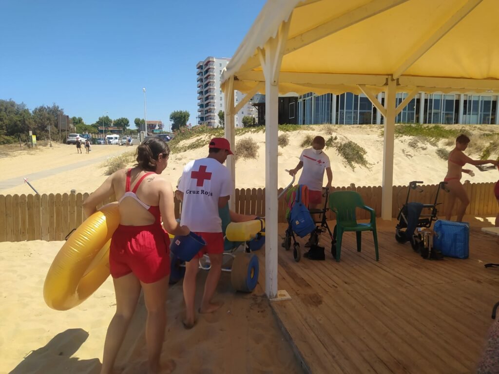 Cruz Roja posibilita un baño sin barreras a personas con discapacidad gracias a 25 voluntarios