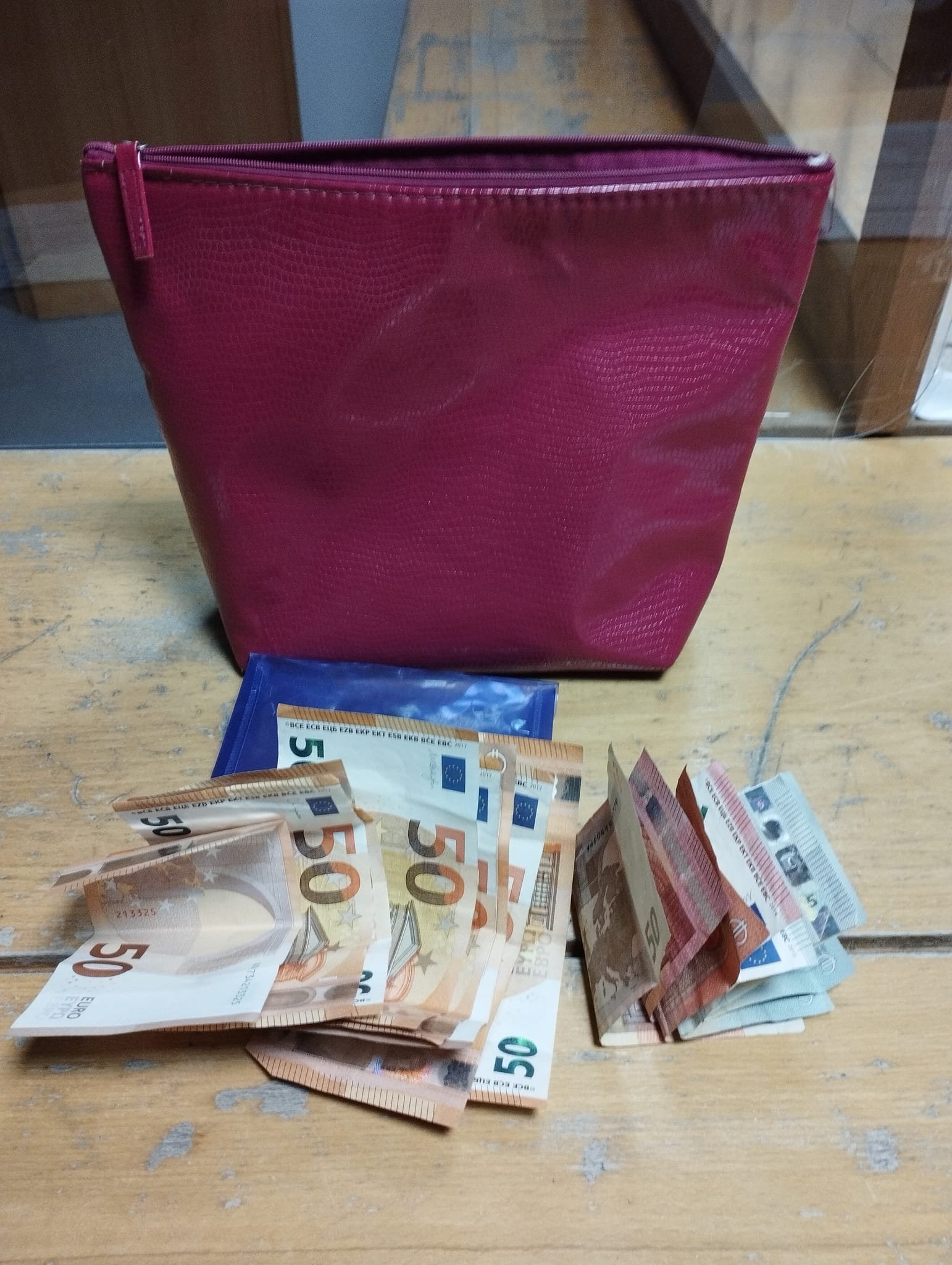 Una ayamontina encuentra un bolso con 500 euros y lo devuelve a la policía