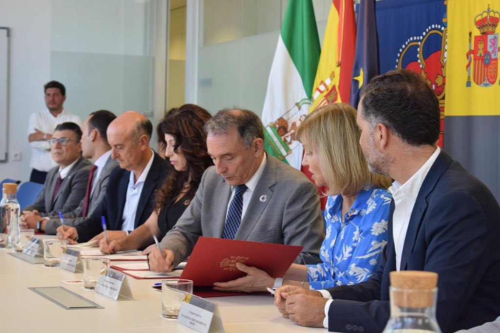 Gobierno, Junta y ayuntamientos firman el protocolo para erradicar los asentamientos en Lepe y Moguer