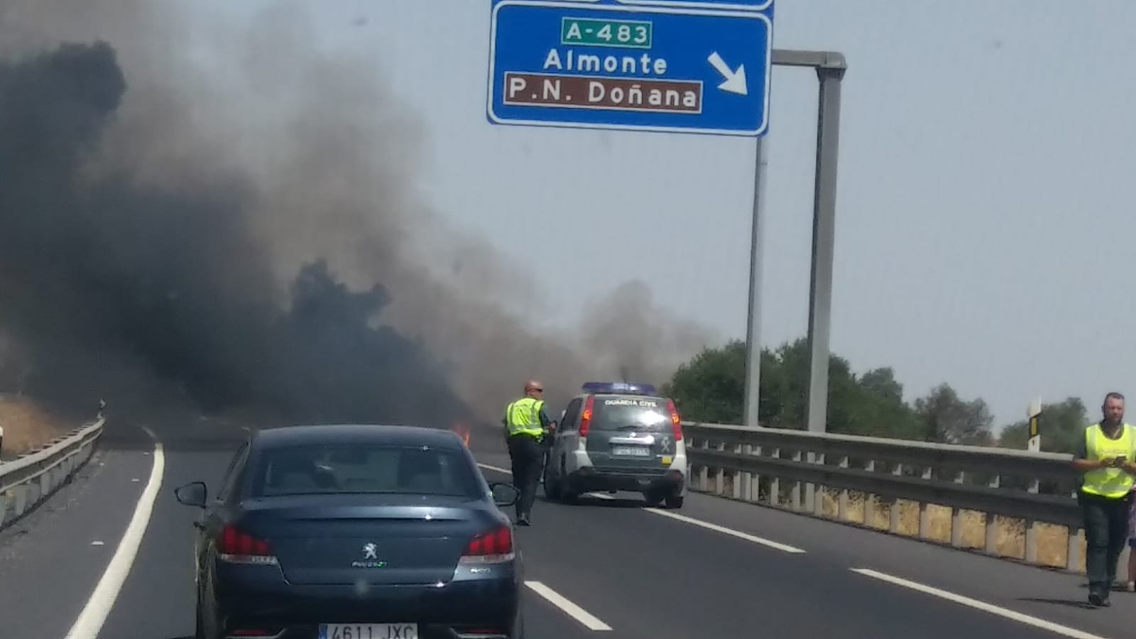 Un incendio de un vehículo obliga a cortar un carril de la A-49
