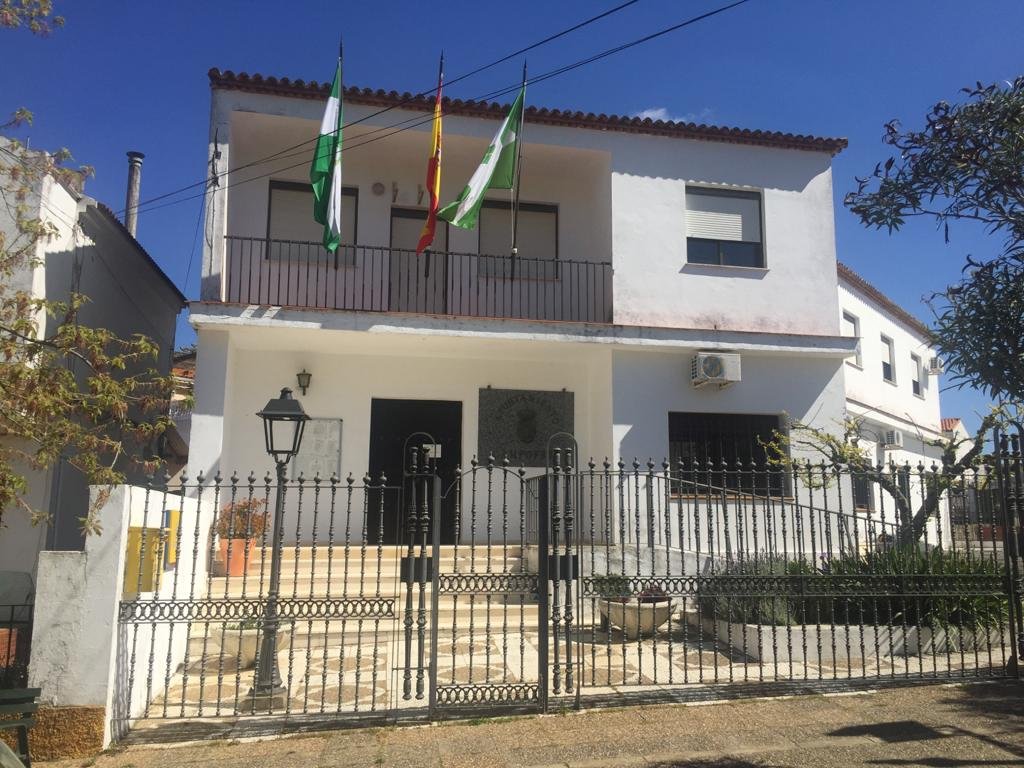 Campofrío cierra las duchas de su piscina municipal para evitar el «derroche» diario de agua