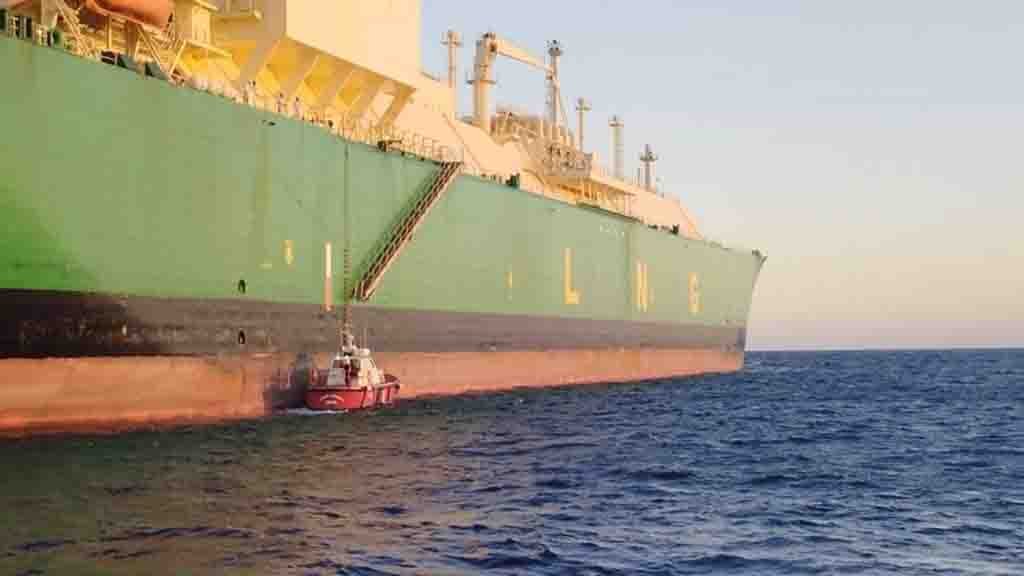 Evacuado un trabajador por hipotermia tras caer al agua desde un buque fondeado
