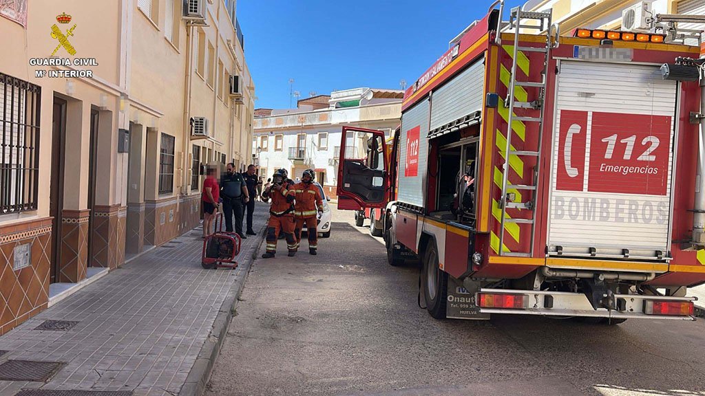 Rescatan a una joven en el incendio de una vivienda en Lepe