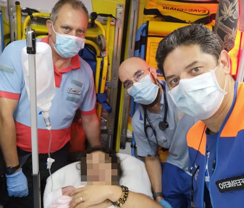 Sanitarios del Área Norte atienden con éxito un parto en un coche