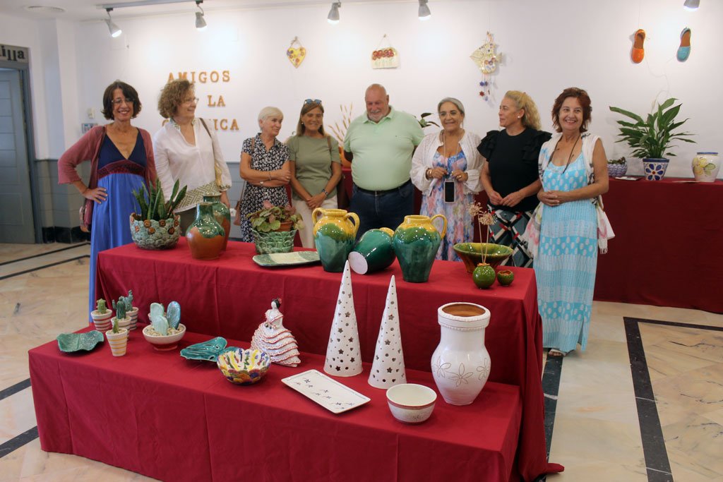 Los ‘Amigos de la Cerámica’ de Cartaya exponen sus creaciones en el Centro Cultural de la Villa