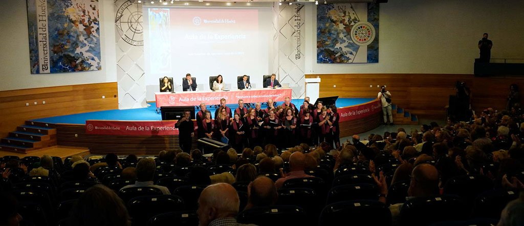 Un millar de alumnos comienzan un nuevo curso del Aula de la Experiencia