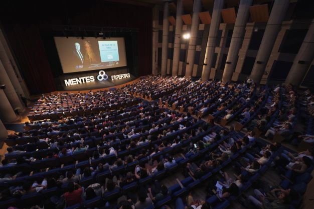 Más de 600 personas aprenden a afrontar retos y dificultades de la mano de Emilio Duró en Casa Colón
