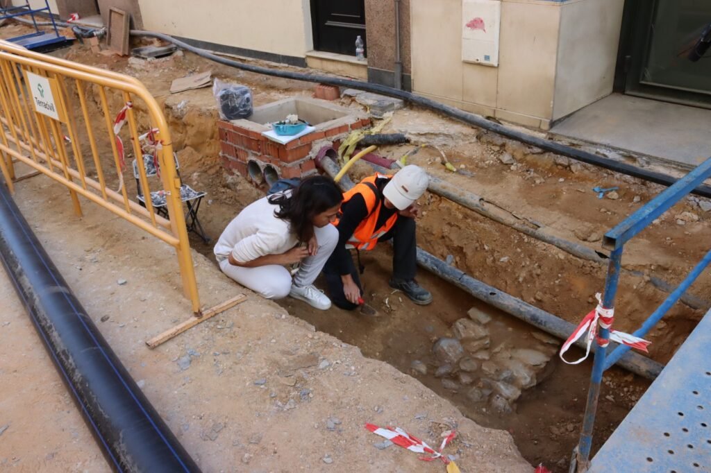 El Ayuntamiento garantiza la supervisión arqueológica de las obras del centro tras encontrar restos de una muralla antigua