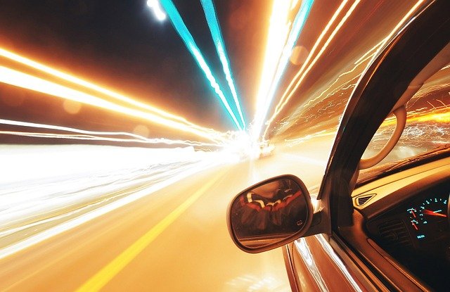 Circula por la A-49 a gran velocidad, sin carné y tras consumir cocaína y anfetaminas