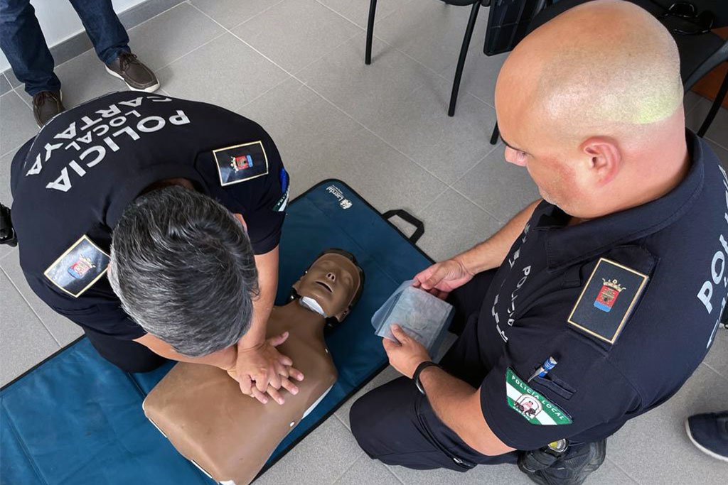 La Policía Local de Cartaya se forma para salvar vidas con desfibriladores