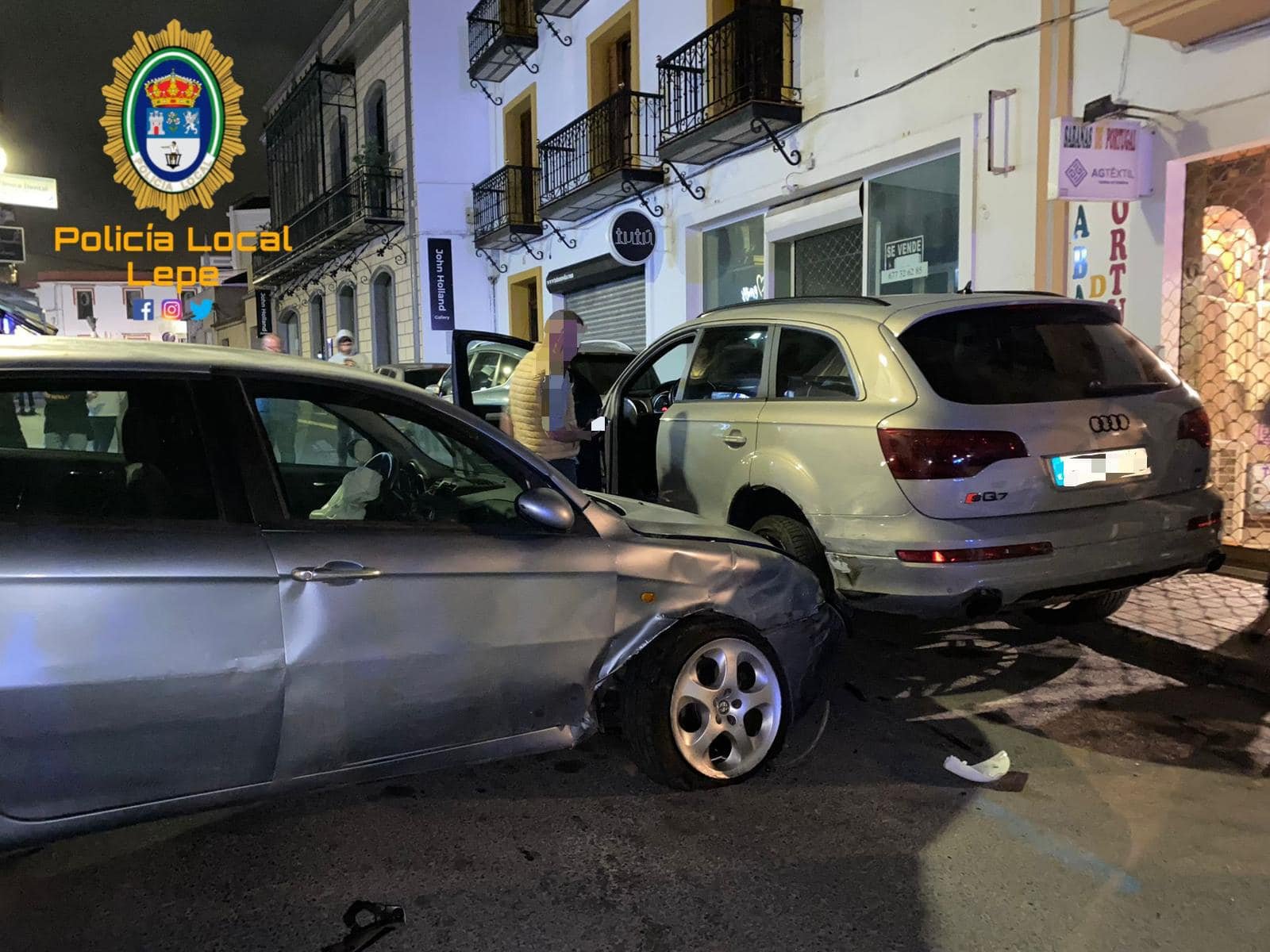 Un vehículo fuera de control destroza cuatro coches en Lepe