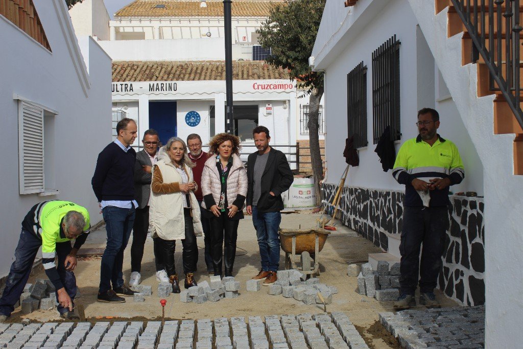 El Ayuntamiento de Cartaya adoquina las calles de El Rompido