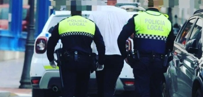 Detienen en Huelva a un hombre por llevar un faro fundido y resulta ser un prófugo reclamado por la justicia