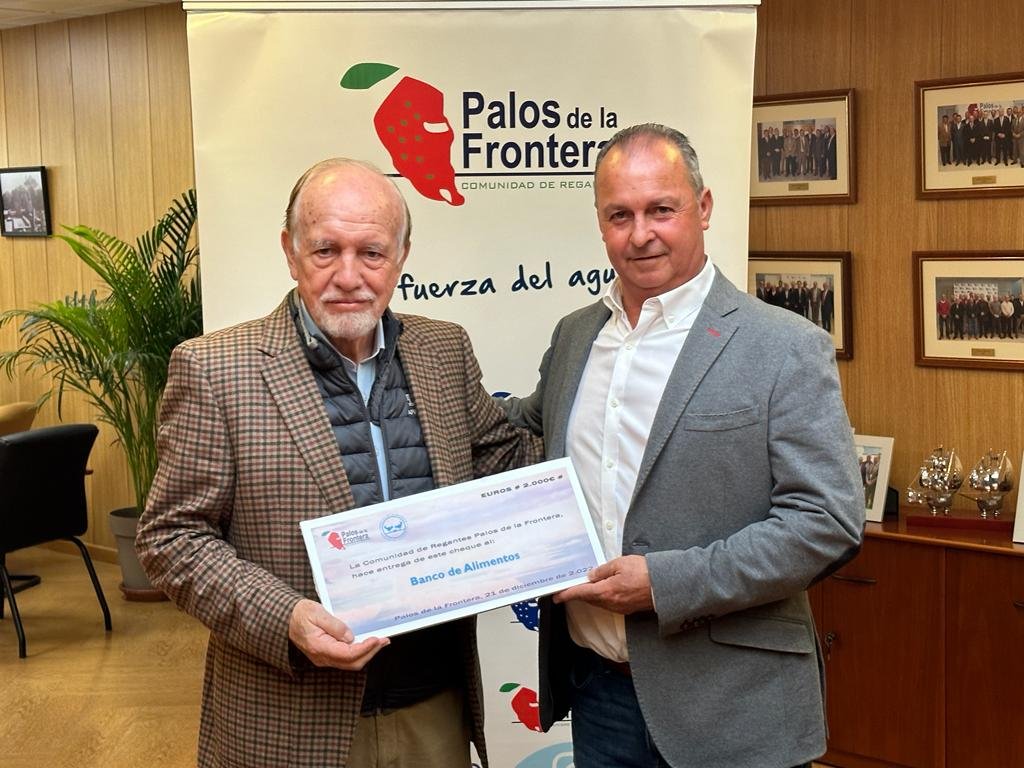 La CR Palos mantiene su tradición de ‘El árbol de los deseos’ con una donación al Banco de Alimentos